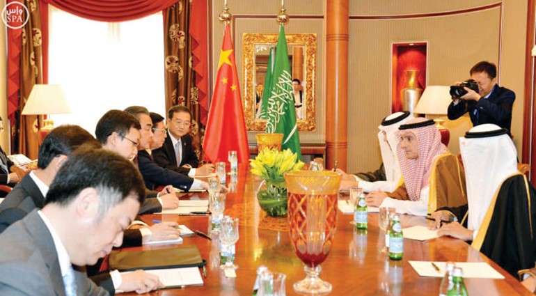 وزير الخارجية السعودي عادل الجبير خلال اجتماعه مع نظيره الصيني في الرياضواس ﻿