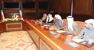 صاحب السمو الامير الشيخ صباح الاحمد خلال لقائه رؤساء تحرير الصحف ويبدو الشيخ مبارك الدعيج والسيد فواز خالد المرزوق ووليد النصف وخالد هلال المطيري وماجد العلي﻿