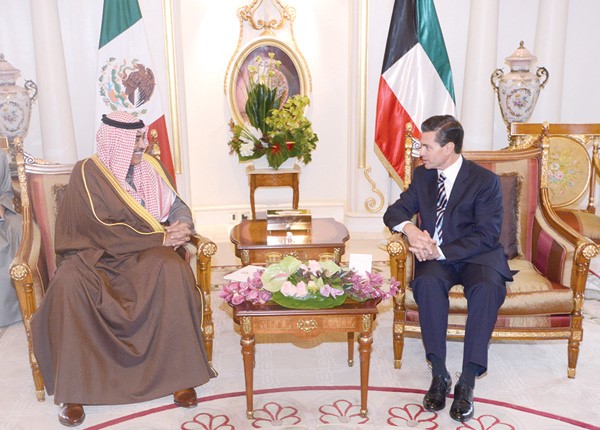 الرئيس انريكي بينيا نيتو مستقبلا الشيخ صباح الخالد