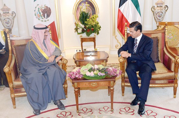 الرئيس انريكي بينيا نيتو مستقبلا رئيس مجلس الامة مرزوق الغانم