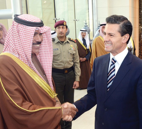 سمو ولي العهد الشيخ نواف الاحمد مصافحا الرئيس انريكي بينيا نيتو قبيل مغادرته