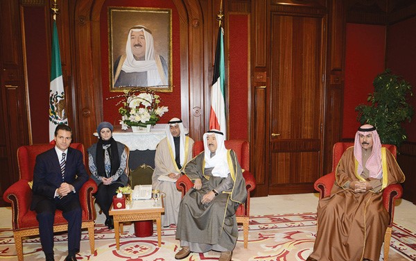 صاحب السمو الامير الشيخ صباح الاحمد مستقبلا رئيس الولايات المتحدة المكسيكية الصديقة انريكي بينيا نيتو بحضور سمو ولي العهد الشيخ نواف الاحمد