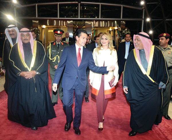 رئيس الولايات المتحدة المكسيكية الصديقة انريكي بينيا نيتو لدى وصوله الى البلاد وفي استقباله الشيخ علي الجراح