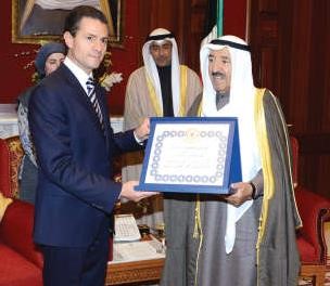 صاحب السمو الامير الشيخ صباح الاحمد يقدم اهداء الى الرئيس انريكي بينيا﻿