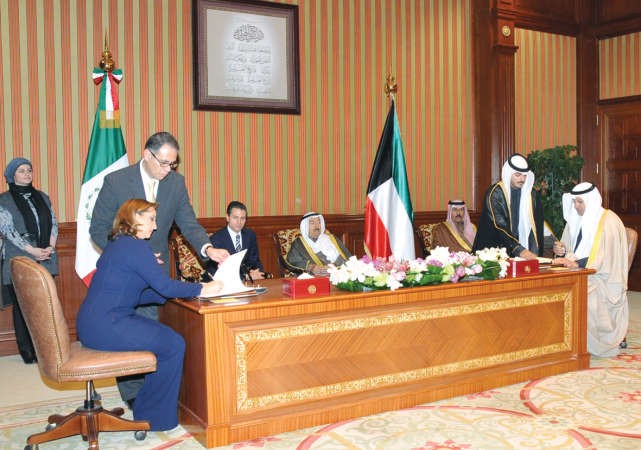 صاحب السمو الامير الشيخ صباح الاحمد والرئيس انريكي بينيا يشهدان توقيع اتفاقية التعاون في المجالات الصحية﻿