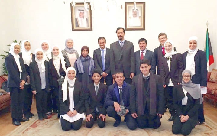 السفير الشيخ علي الخالد مع الوفد الطلابي ﻿