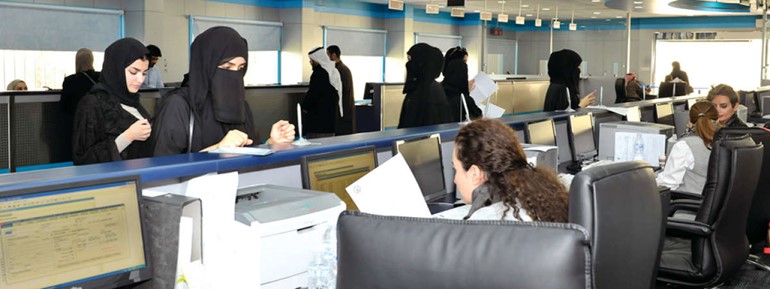 طالبات يستكملن جداولهن الدراسية ﻿