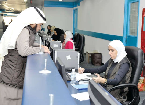 الرد على استفسارات الطلاب في صالة القبول والتسجيل ﻿