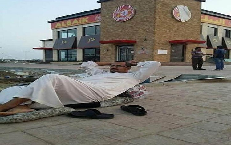 صور: سعودي يقيم أمام فرع مطعم بجازان منذ أسبوع منتظراً افتتاحه