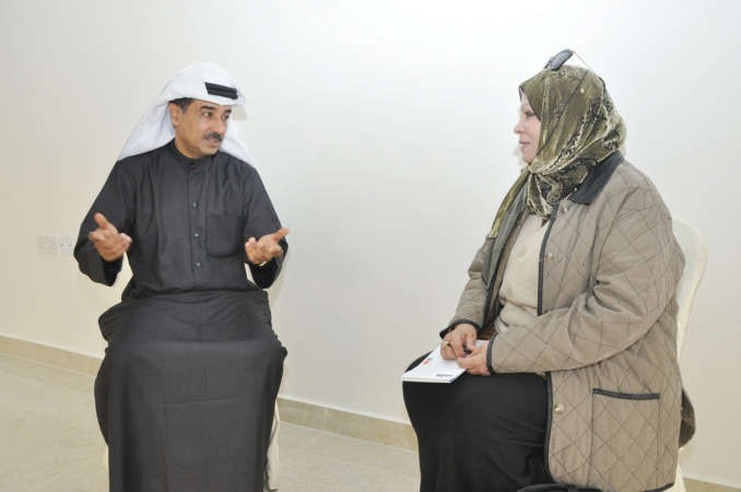مدير اللجنة معبدالعزيز الدعيج يتحدث للزميلة ليلى الشافعياحمد علي
