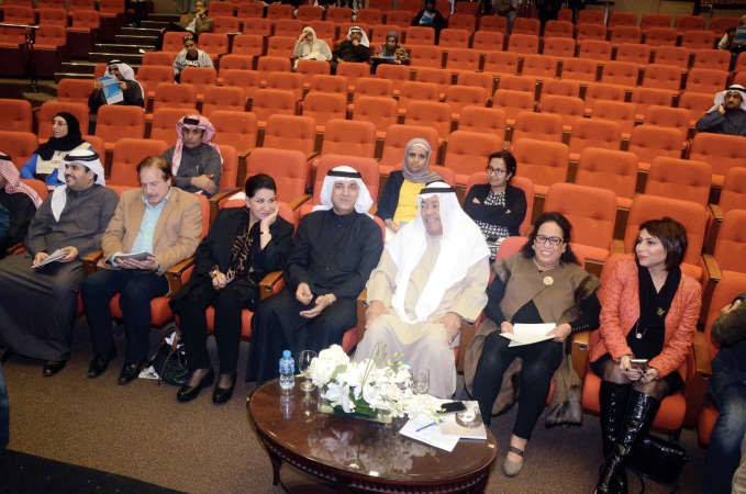 الحضور القليل من الفنانين يتوسطهم امين عام المجلس الوطني معلي اليوحة