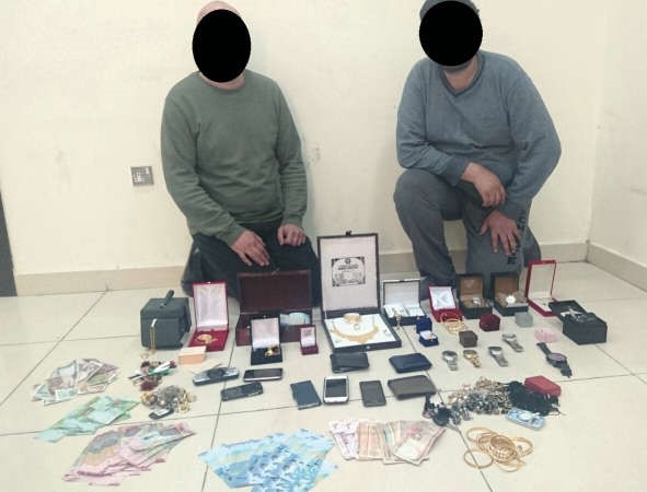 الوافدان وامامهما جانب من سرقاتهما ﻿