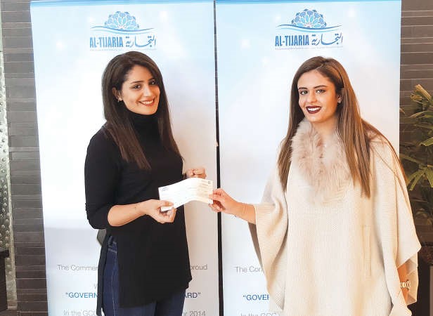 شوق الرضوان خلال تسليمها احد الطلبة مساهمة الشركة بدعم مشاريع التخرج
