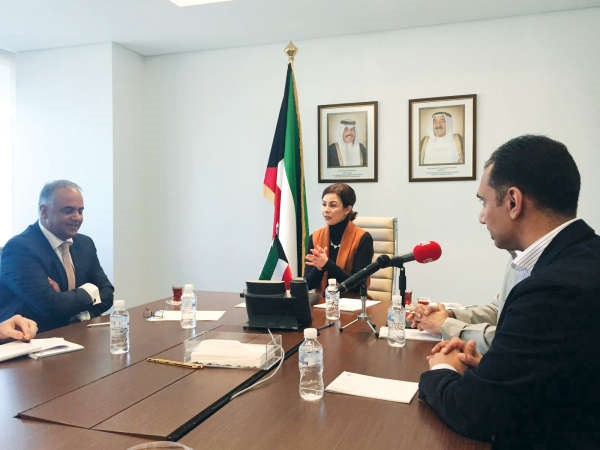 الشيخة الزين الصباح ويحيى عليبي خلال اجتماع توقيع الاتفاقية﻿