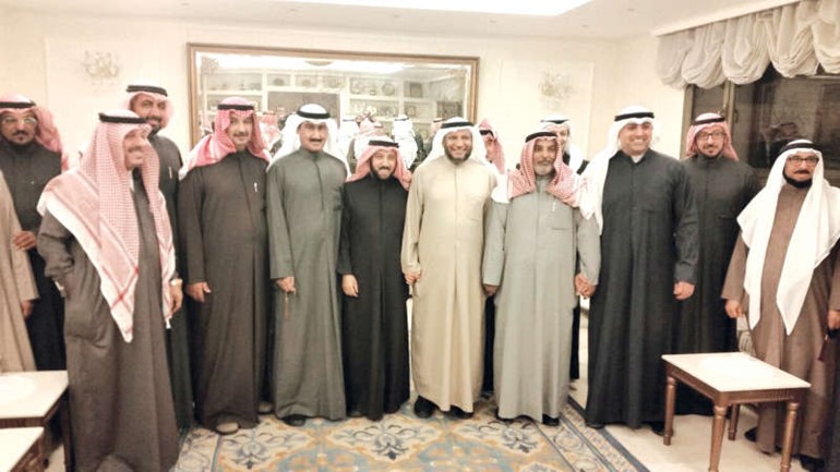 مخليفة الفريج ومعلي العيدي وعلي بوحديدة مع الحضور في الديوانية﻿