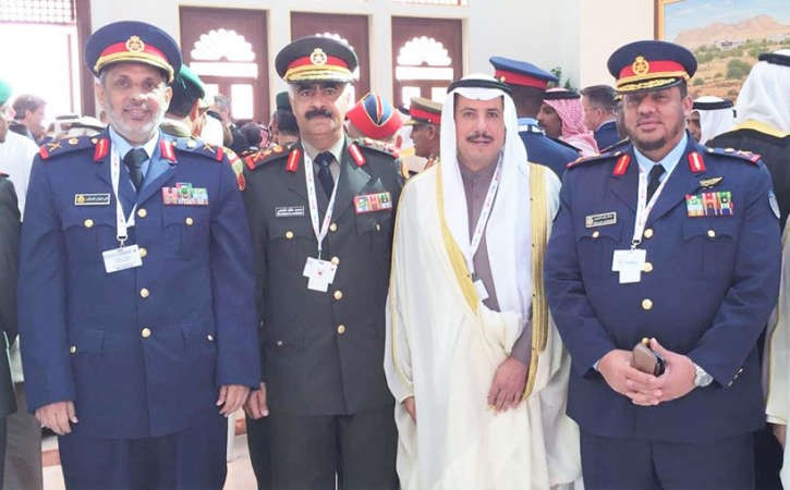 الشيخ عزام الصباح ورئيس الاركان وامر القوة الجوية والملحق العسكري﻿