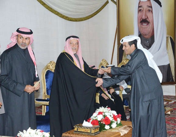 الشيخ علي الجراح مكرما احد الفائزين ﻿