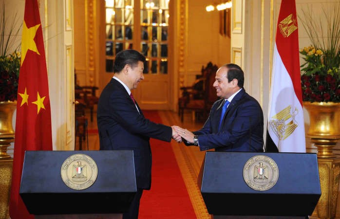 الرئيس المصري عبدالفتاح السيسي يصافح نظيره الصيني شي جين بينغ خلال مؤتمر صحافي في قصر الرئاسة بالقاهرة امس اپ