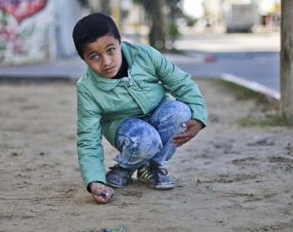 بالصور.. ليست عدسات.. طفل فلسطيني يمتلك عيناً زرقاء وأخرى بُنية تعرف عليه