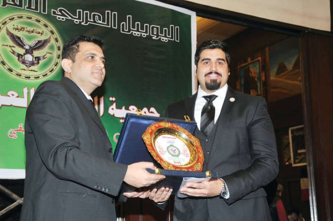 المحامي عمر الحمدان يتسلم درعا تكريمية من الرئيس التنفيذي للمنظمة 