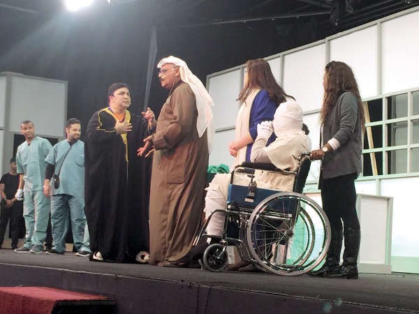 داود حسين في مشهد من المسرحية