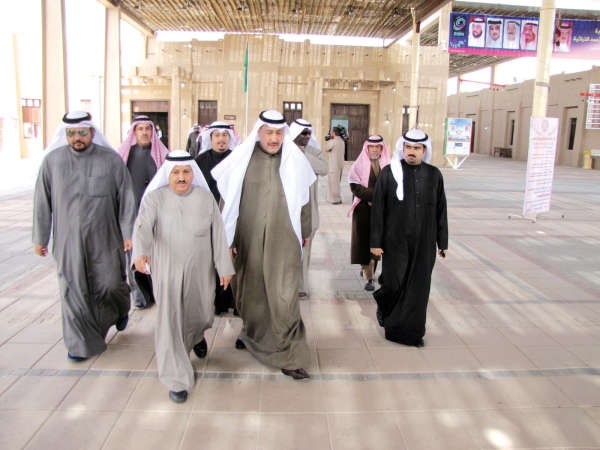 الشيخ فيصل الحمود والمستشار محمد شرار والشيخ صباح الناصر في جولة بمواقع القرية التراثية﻿