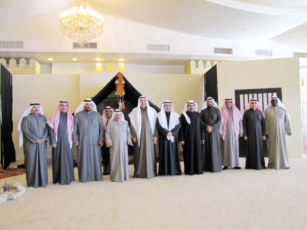 الشيخ فيصل الحمود ومحمد شرار يتوسطان الحضور﻿