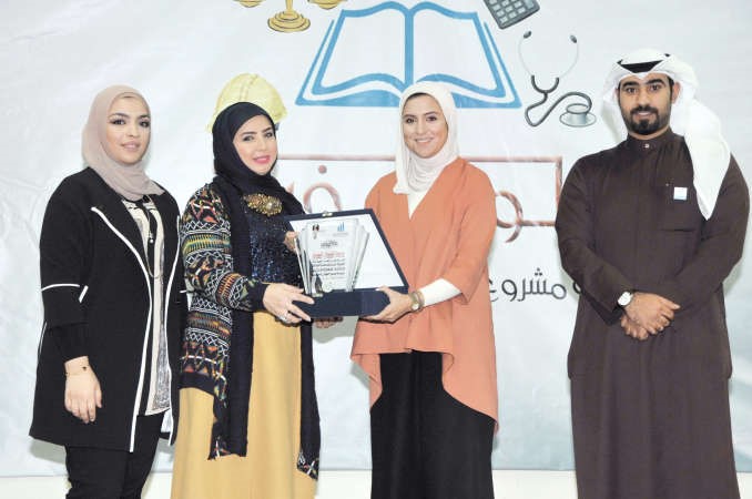 تكريم احدى المشاركات في المنتدى﻿
