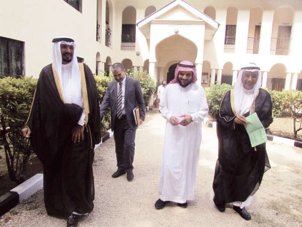 جاسم الناجم ودعبدالرحمن المحيلان في حفل تخريج الدفعة 15 من جامعة دعبدالرحمن السميط﻿