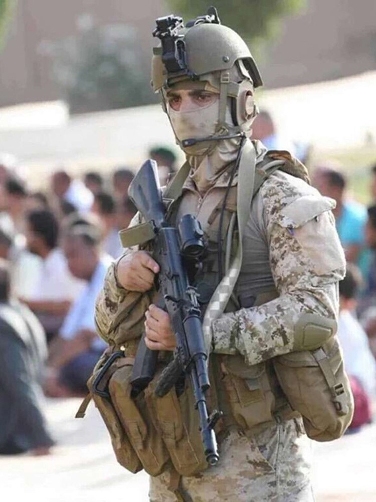 شاهد.. صورة جندي سعودي يحرس مُصلِّي الجمعة في اليمن تثير إعجاب المغردين