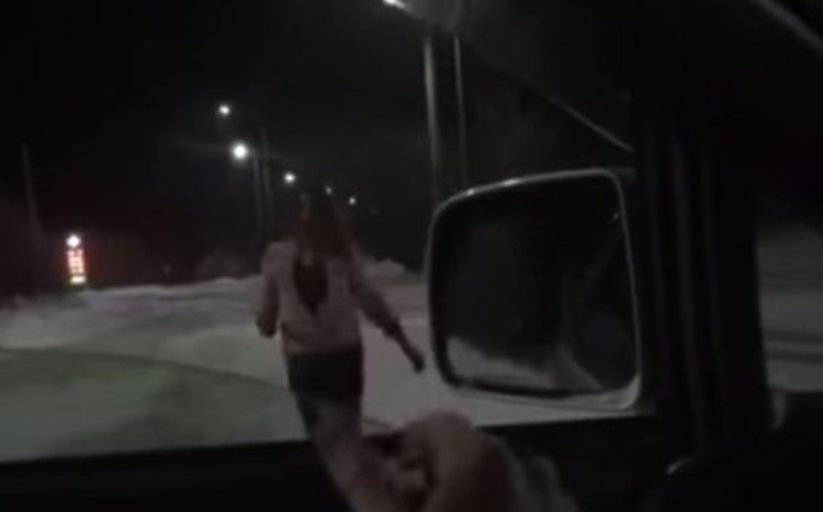 بالفيديو.. امرأة مضرجة بالدماء تعترف لسائق بقتل حبيبها