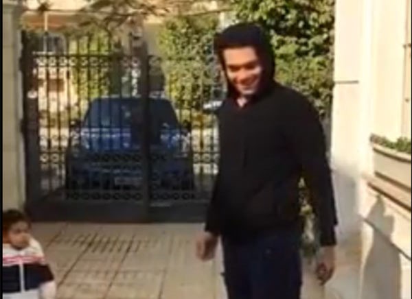 بالفيديو.. هل أظهر آسر يس ابنه لأول مرة دون أن يقصد؟