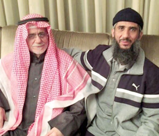 محمد الكندري ونجله فايز لحظة عودته لارض الوطن﻿