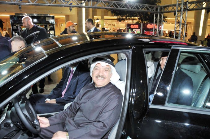 احمد المطوع من داخل مقصورة السيارة الجديدة﻿