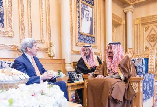 خادم الحرمين الشريفين الملك سلمان بن عبدالعزيز مستقبلا وزير الخارجية الاميركي جون كيري واس