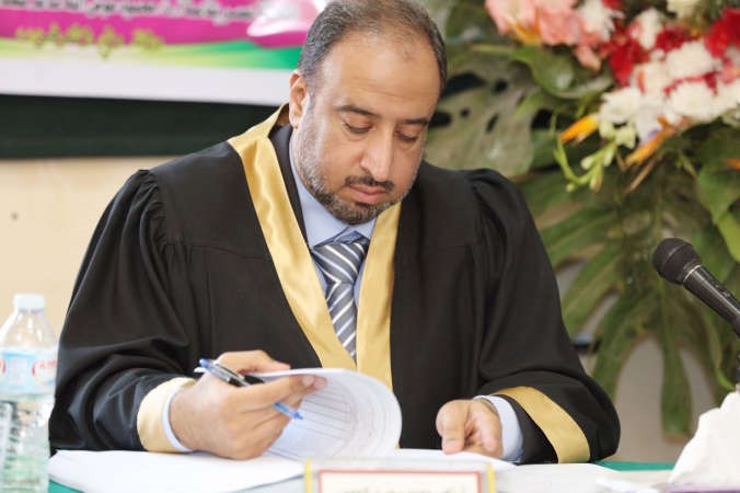  دناصر العجمي اثناء المناقشة 