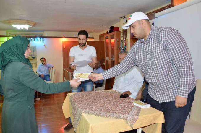 العبيد يوزع مساعدات اهل الكويت