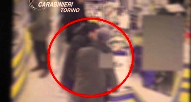 بالفيديو.. مصري بطل يحبط سطوا مسلحا بإيطاليا فمنحوه إقامة