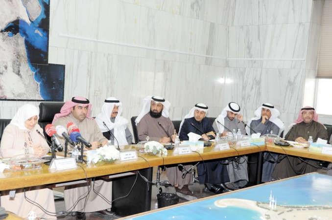 هند الصبيح واسامة العتيبي وعدد من اعضاء المجلس البلدي خلال الاجتماع