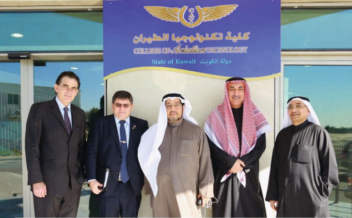 روبرت سوثرلاند مع دعبدالرزاق المحمود وعضو مجلس الامناء ممرزوق الشريفي