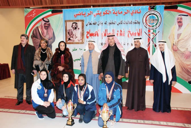 الشيخ سلمان الحمود والشيخة لطيفة الفهد مع الفائزات ﻿