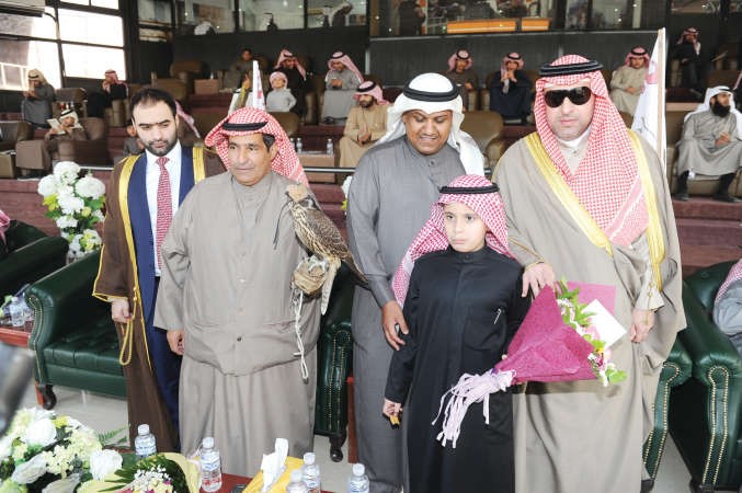 الشيخ عبدالله الحمود مع ابنه فيصل بحضور القحطاني هاني الشمري