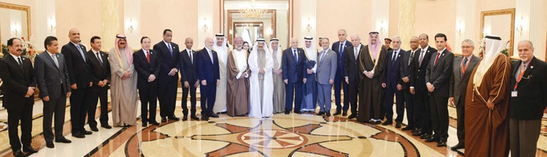 صاحب السمو الملكي الامير خليفة بن سلمان ال خليفة رئيس وزراء البحرين خلال استقباله وزراء الخارجية العرب وممثليهم المشاركين في المنتدى العربي الهنديفي المنامة امس بنا 