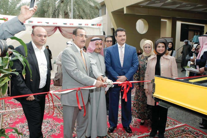 دقيس الدويري وفيصل المعجل ورحاب الوطيان خلال تدشين عمل العيادة المتنقلة﻿