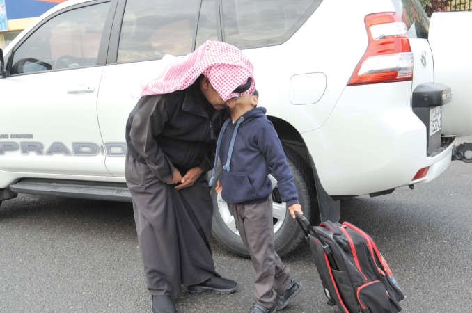 توديع الاب لابنه بالقبلات قاسم باشا