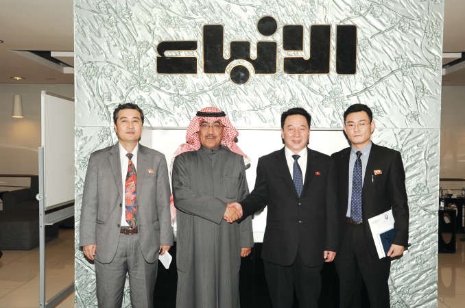 نائب رئيس التحرير الزميل عدنان الراشد والسفير الكوري سو تشانغ سيك خلال زيارته لـالانباء