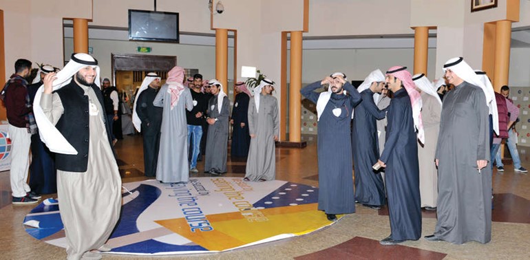 عدد من طلبةالجامعة خلال اول يوم دوام