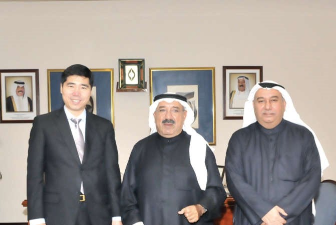  الشيخ ناصر صباح الاحمد مع سفير الصين والسفير محمد الذويخ ﻿