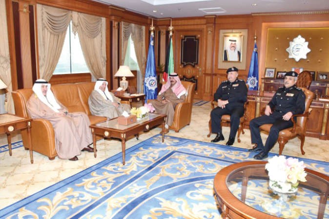  الشيخ محمد الخالد مستقبلا علي الغانم بحضور الفريق سليمان الفهد واللواء الشيخ مازن الجراح ﻿