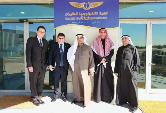 الخبير البريطاني روبرت سوثرلاند مع رئيس مجلس امناء كلية تكنولوجيا الطيران دعبدالرازق المحمود وعضو مجلس الامناء م مرزوق الشريفي
